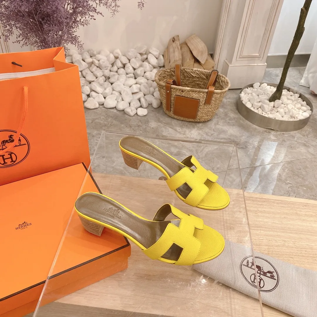 👟👟Ex-factory price 300👟👟 Genuine leather sole +40 🦄Hermès "Palm Print" has added new color sandals, "Year-round shipment" with three-dimensional concave and convex feeling on the classic "H" upper... It is a must-have item in your wardrobe, and it is magically versatile in this summer! This model fully demonstrates the classic Hermès style "palm print". Classic calfskin material ~ imported sheepskin. Lining 🐎Size: 34~42. Heel height ② type: low heel 1.5cm. Medium heel 4.5cm. Genuine leather sole +40 rubber sole.